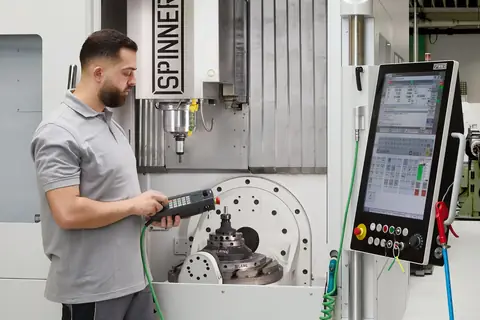 Mitarbeiter programmiert das Bearbeitungszentrum Spinner U630
